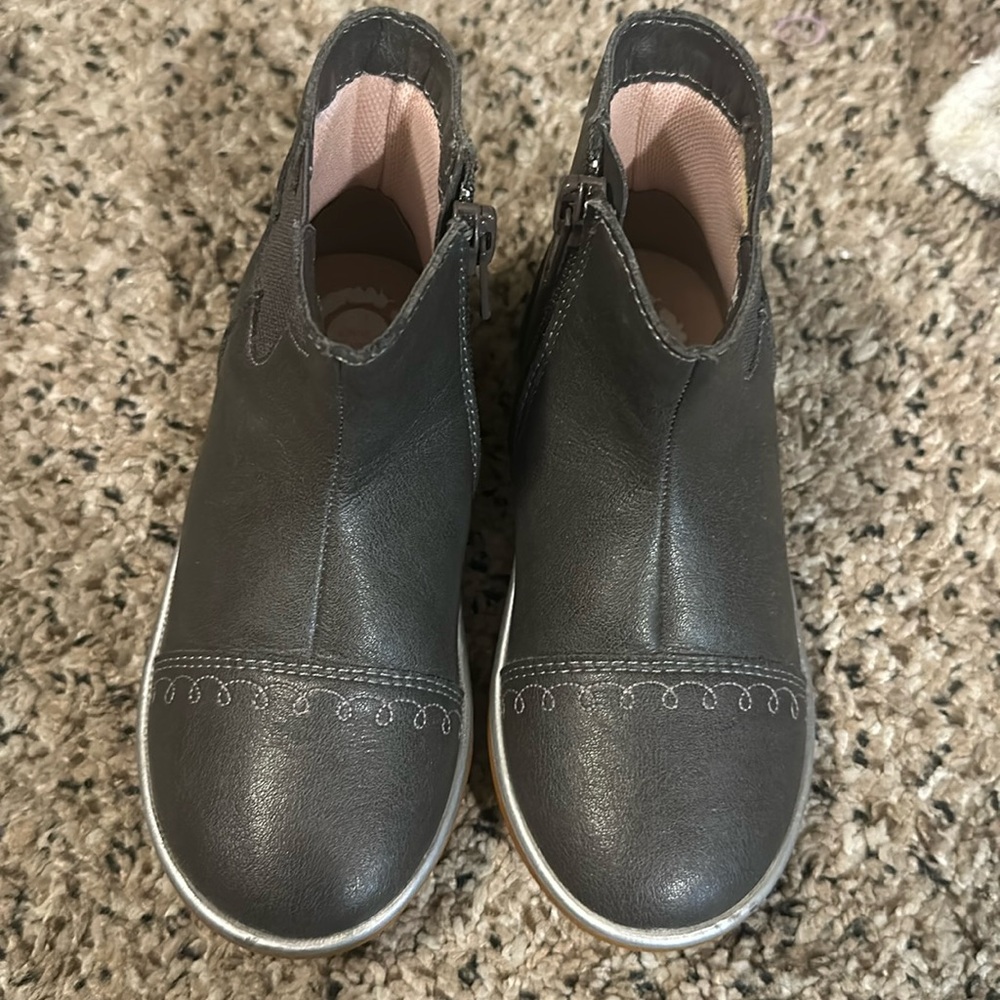 LIVIE & LUCA boots. Size 9